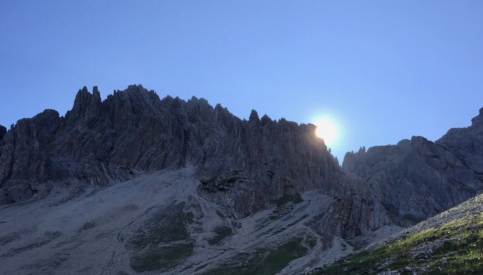 Aufgehende Sonne hinter dem Berg Aufgehende Sonne hinter dem Berg